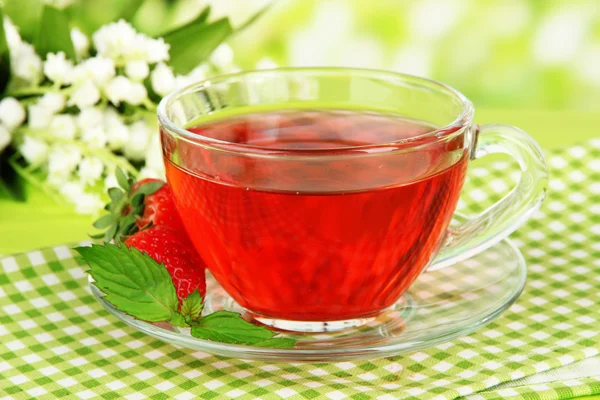 Вкусный клубничный чай на светлом фоне — стоковое фото