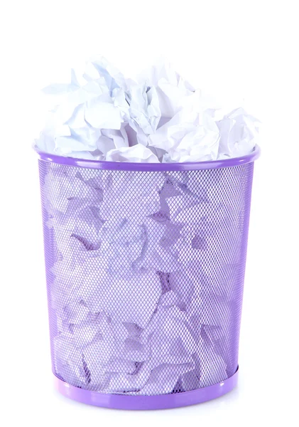 Recycle bin gevuld met verfrommeld papier, geïsoleerd op wit — Stockfoto