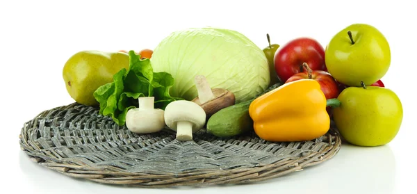 Diferentes frutas y verduras en soporte de mimbre aislado en blanco — Foto de Stock