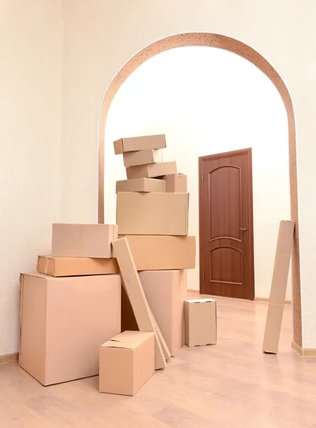 Chambre vide avec pile de cartons : concept de déménagement — Photo