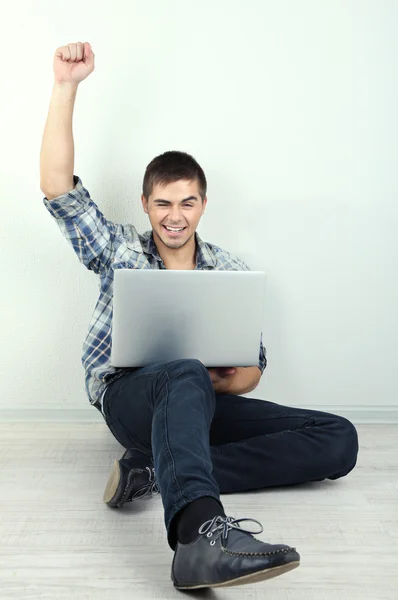 Kerl sitzt auf dem Boden im Zimmer — Stockfoto