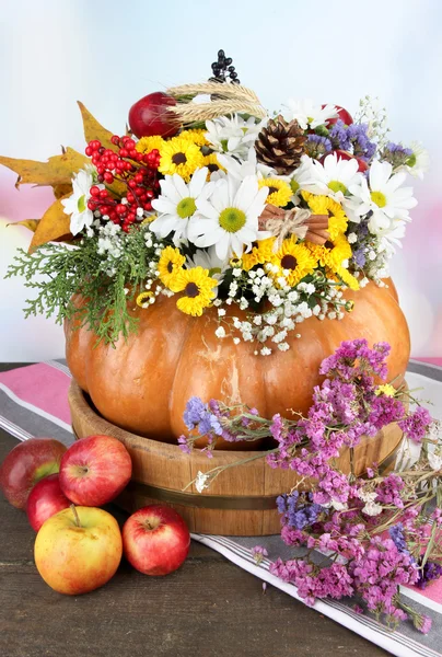 Belle composition d'automne en citrouille avec des pommes sur la table sur fond gris — Photo