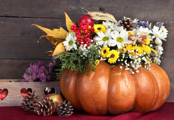 Mooie herfst compositie in pompoen met hobbels en decoratieve box op tafel op houten achtergrond — Stockfoto