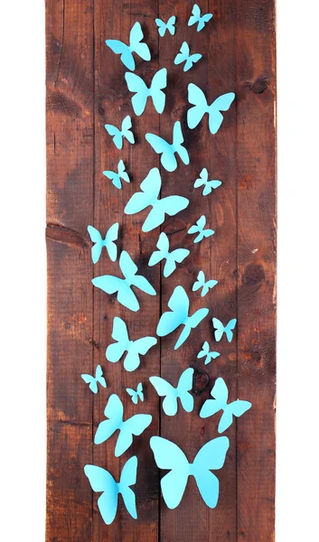 Бумажные голубые бабочки на фоне деревянной доски — стоковое фото