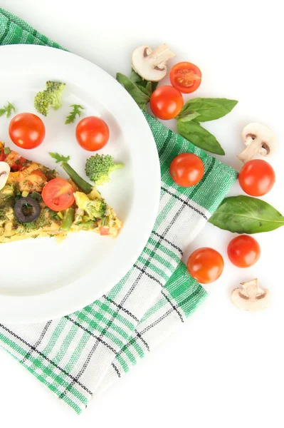 Segment van smakelijke vegetarische pizza en groenten op plaat, geïsoleerd op wit — Stockfoto