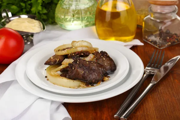 Fried chicken livers on plate on wooden table close-up — Stock Photo, Image