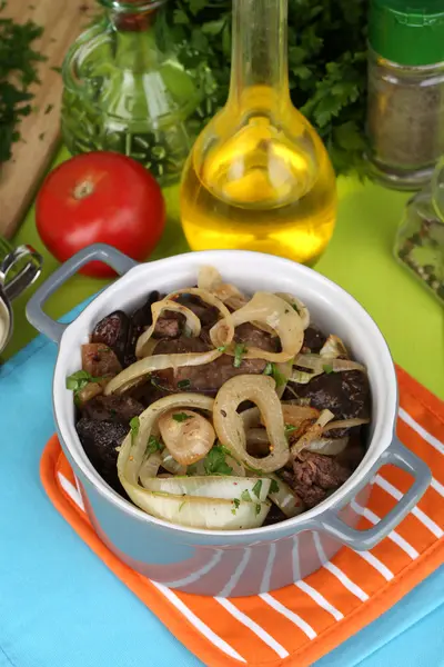 Fried chicken livers in pan on wooden table close-up — Stock Photo, Image