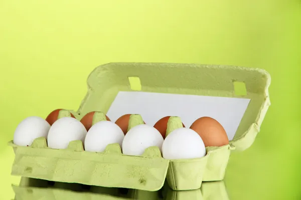 Eier im Papierkorb auf buntem Hintergrund — Stockfoto
