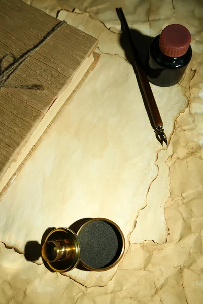 Carimbo de madeira, livro e papéis antigos, de perto — Fotografia de Stock