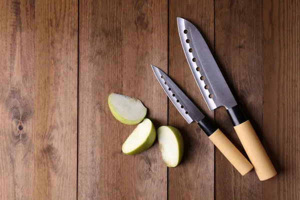 Кухонные ножи на деревянном фоне — стоковое фото