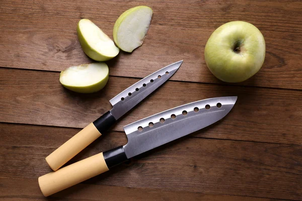 Kuchyňské nože na dřevěném pozadí — Stock fotografie