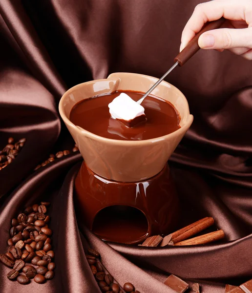 Czekoladowe fondue z prawoślazu cukierki, na brązowym tle — Zdjęcie stockowe