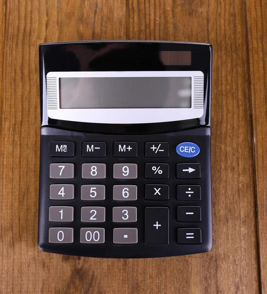 Цифровой калькулятор на столе крупным планом — стоковое фото