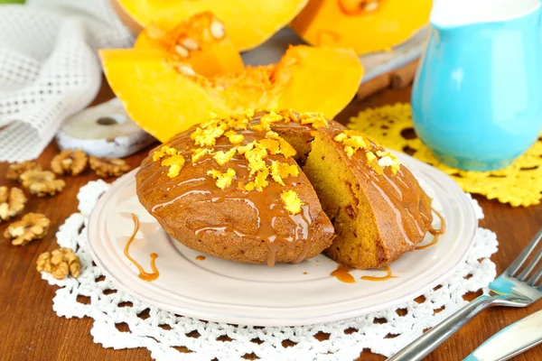 Delicioso pastel de calabaza en el plato en la mesa de madera de cerca — Foto de Stock