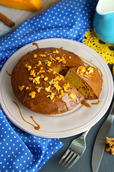 Heerlijke pompoenpastei op plaat op houten tafel close-up — Stockfoto