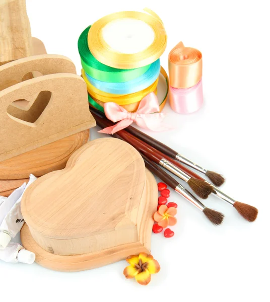 Scatole di legno fatte a mano e materiali d'arte per l'arredamento, isolati su bianco — Foto Stock