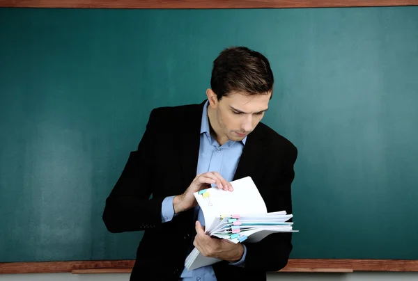 Tânăr profesor lângă tablă de cretă în sala de clasă școlară — Fotografie, imagine de stoc