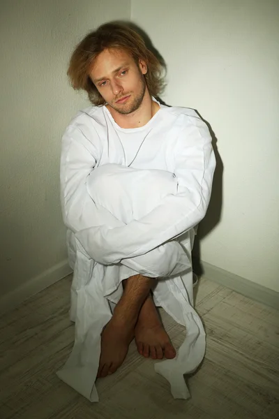 해협-재킷 방 구석에 있는 정신병 남자 — 스톡 사진