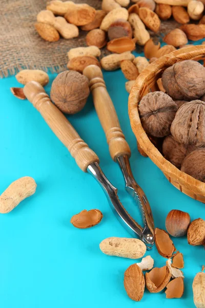 Cascanueces con tuercas en la mesa de madera de cerca — Foto de Stock