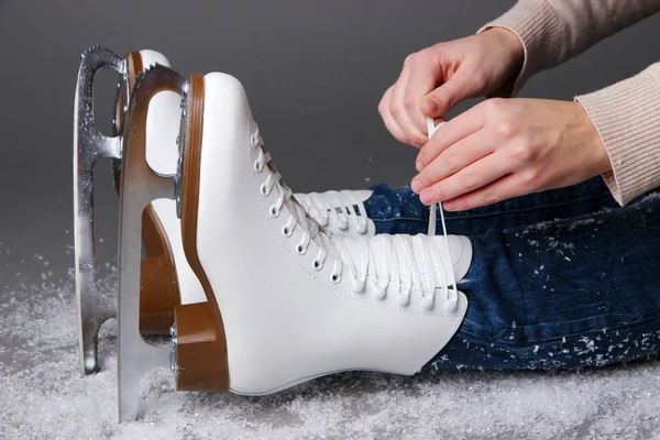Patinador con patines sobre fondo gris —  Fotos de Stock