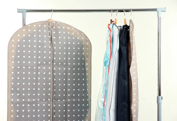 Kläder i fall där på galgar, på grå bakgrund — Stockfoto
