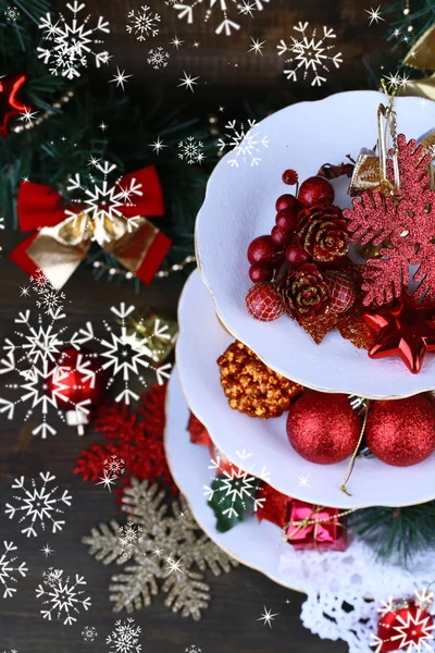 Decorazioni natalizie su supporto da dessert, su sfondo di legno — Foto Stock