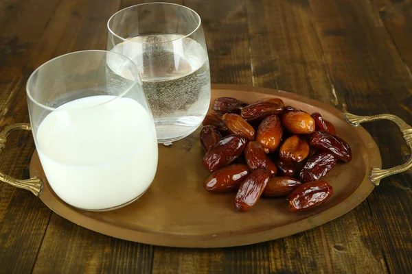 Foto konseptual makanan Ramadhan: kurma, susu, dan air — Stok Foto