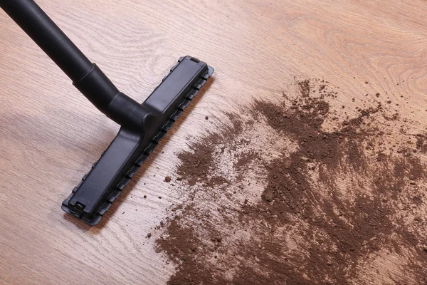 家の中で床を掃除機 — ストック写真