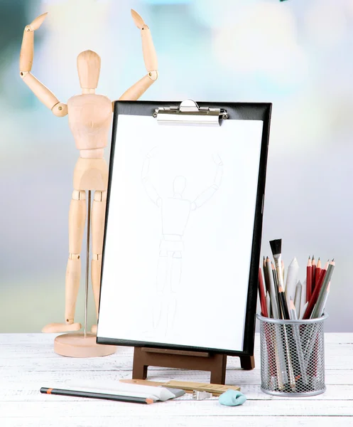 Рисунок с профессиональными художественными материалами, на деревянном столе — стоковое фото