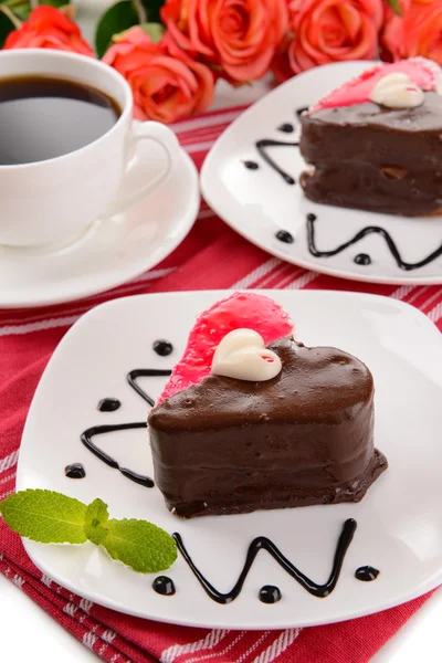 Süße Kuchen mit Schokolade auf dem Teller in Großaufnahme — Stockfoto