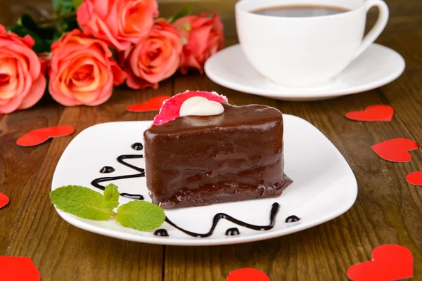 Sweet cake with chocolate on plate on table close-up — Stock Photo, Image