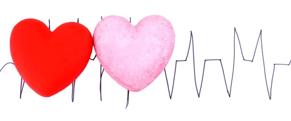 Сердца на фоне кардиограммы, изолированные на белом — стоковое фото