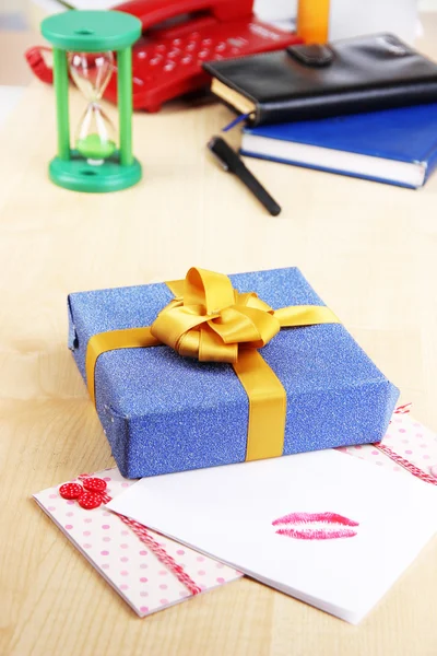 Gift with card for loved one on desktop close-up — Stock Photo, Image