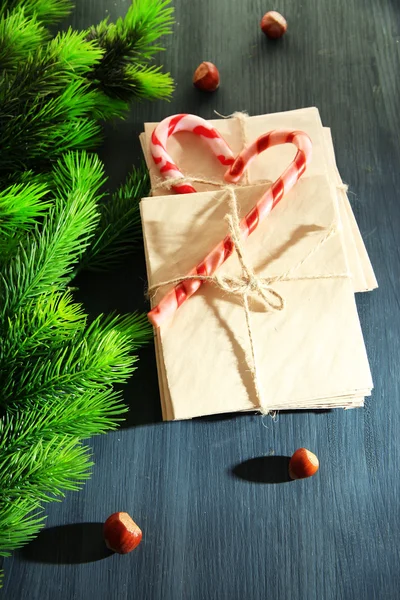 Bengalas doces de Natal e cartas para Papai Noel, na cor de fundo de madeira — Fotografia de Stock