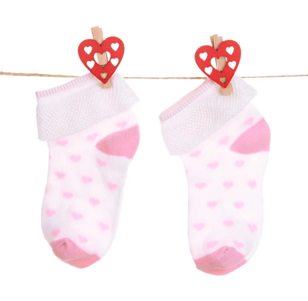 Ponožky zavěšené na šňůře izolované na bílém — Stock fotografie
