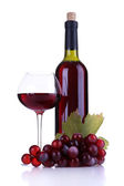 sklenici s červeným vínem, hroznů a láhev izolovaných na bílém