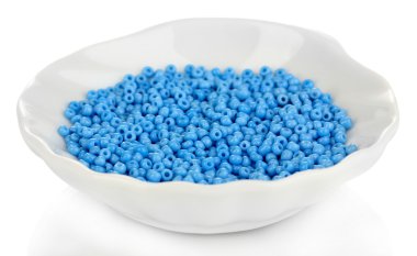 Beyaz plaka üzerinde beyaz izole mavi boncuk