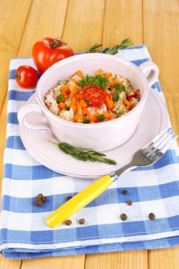 sebze ve otlar üzerinde ahşap masa yakın çekim tencerede lezzetli pirinç