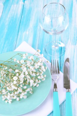 bir ahşap zemin üzerinde hizmet tablosu