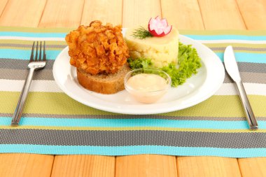 tavuk kiev üzerinde kruton ahşap zemin üzerinde patates püresi ile