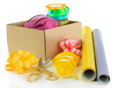 malzeme ve aksesuarları hediye üzerinde beyaz izole kaydırma
