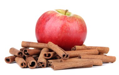 Olgun elma ile üzerine beyaz izole tarçın ile