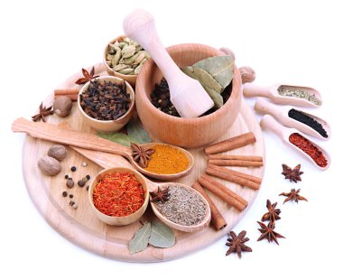 çeşitli baharatlar ve otlar üzerinde beyaz izole