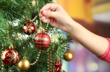 Parlak arkaplanda Noel ağacı süsleme