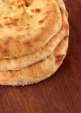 Pita ekmekler ahşap zemin üzerinde