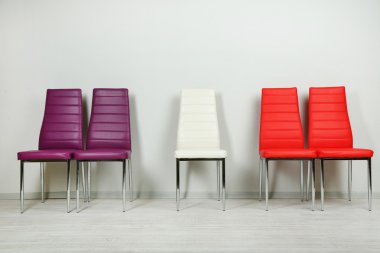 Modern renkli sandalyeler duvar zemin üzerine