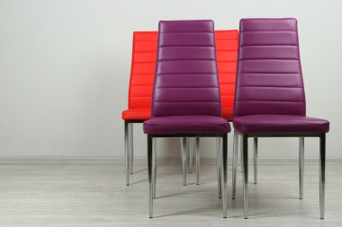 Modern renkli sandalyeler duvar zemin üzerine