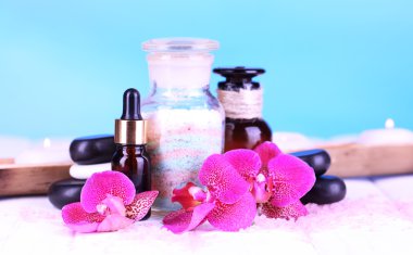 Orkide cins mavi zemin üzerine beyaz ahşap masa ile güzel bir spa ayarı