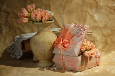 vintage tabut ve çiçeklerle güzel natürmort