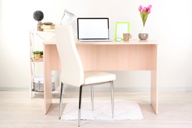 Ev İşyeri dizüstü ile yakın çekim